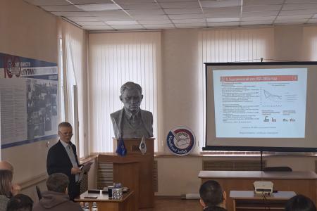 Сергей Пантелеев на площадке Кировского завода встретился со слушателями очередного потока школы профсоюзно-партийного обучения
