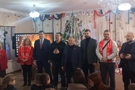 Александр Ющенко с делегацией КПРФ доставил новогодние подарки детям Мелитополя