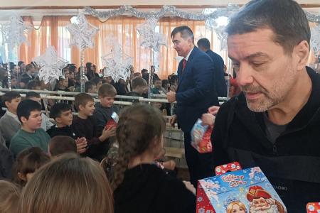 Александр Ющенко с делегацией КПРФ доставил новогодние подарки детям Мелитополя