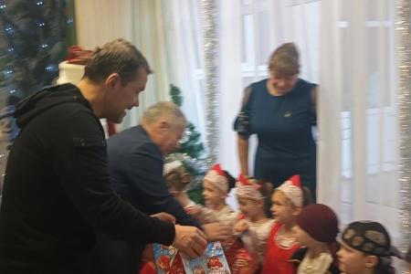 Александр Ющенко с делегацией КПРФ доставил новогодние подарки детям Мелитополя