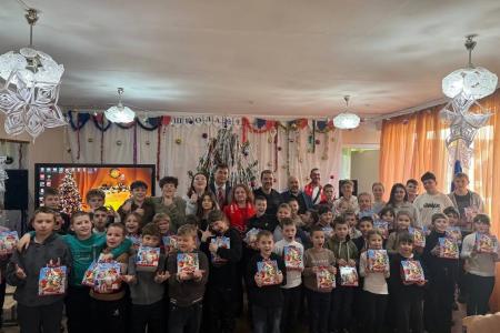 Александр Ющенко с делегацией КПРФ доставил новогодние подарки детям Мелитополя