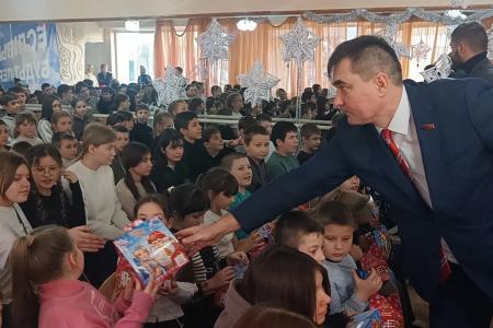 Александр Ющенко с делегацией КПРФ доставил новогодние подарки детям Мелитополя