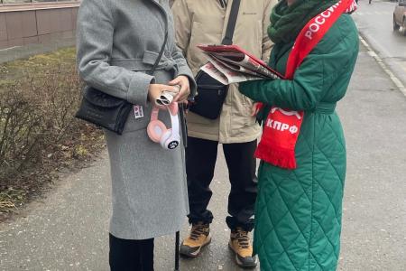 «Красные в городе». В Костроме коммунисты продолжают серию агитрейдов про распространению ноябрьского выпуска газеты «Что делать?»