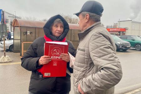 «Красные в городе». В Костроме коммунисты продолжают серию агитрейдов про распространению ноябрьского выпуска газеты «Что делать?»