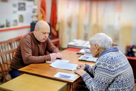 Слышать голос народа: депутаты фракции КПРФ Волгоградской областной Думы провели завершающий в уходящем году Единый день приема избирателей