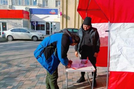 Сталинградская праздничная Красная палатка зовет на Народный референдум КПРФ!