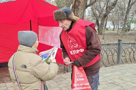 Сталинградская праздничная Красная палатка зовет на Народный референдум КПРФ!