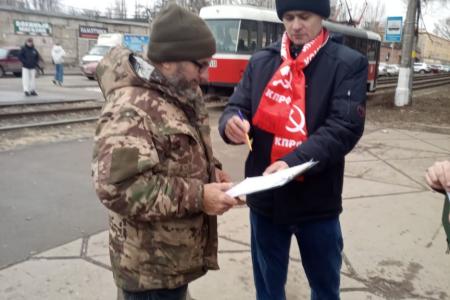 Сталинградская праздничная Красная палатка зовет на Народный референдум КПРФ!