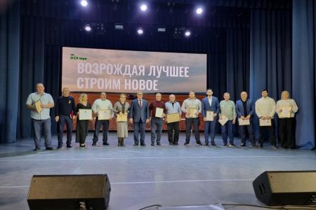 Руководитель фракции КПРФ в Московской областной Думе Александр Наумов вручил награды Мособлдумы работникам агрохолдинга «ОСП агро»