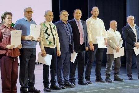 Руководитель фракции КПРФ в Московской областной Думе Александр Наумов вручил награды Мособлдумы работникам агрохолдинга «ОСП агро»