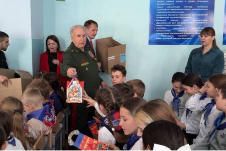 Ради улыбок детей Донбасса: Депутаты КПРФ доставили новогодние подарки в школы ЛНР