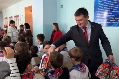 Ради улыбок детей Донбасса: Депутаты КПРФ доставили новогодние подарки в школы ЛНР