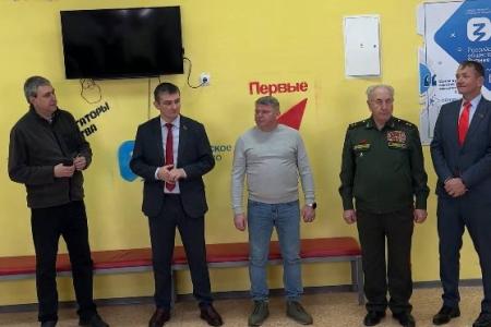 Ради улыбок детей Донбасса: Депутаты КПРФ доставили новогодние подарки в школы ЛНР
