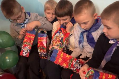 Ради улыбок детей Донбасса: Депутаты КПРФ доставили новогодние подарки в школы ЛНР