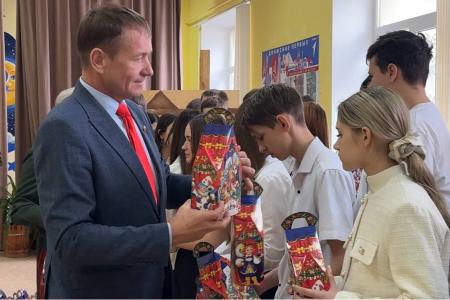 Ради улыбок детей Донбасса: Депутаты КПРФ доставили новогодние подарки в школы ЛНР