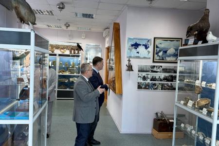 Депутат Алексей Корниенко поздравил сотрудников Тихоокеанского научно-исследовательского рыбохозяйственного центра со 100-летием со дня его основания