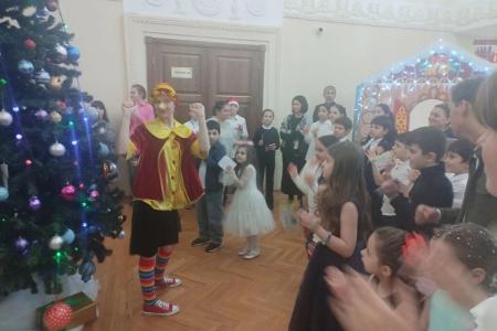 Коммунисты и активисты ВЖС "Надежда России" Карачаево-Черкесии организовали новогоднее представление для "особенных" детей и детей участников СВО