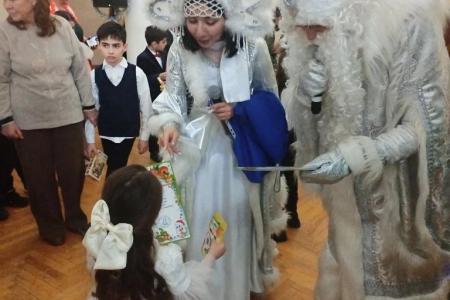 Коммунисты и активисты ВЖС "Надежда России" Карачаево-Черкесии организовали новогоднее представление для "особенных" детей и детей участников СВО