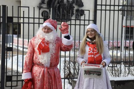 Коммунисты подарили волгоградцам праздник и частичку истории