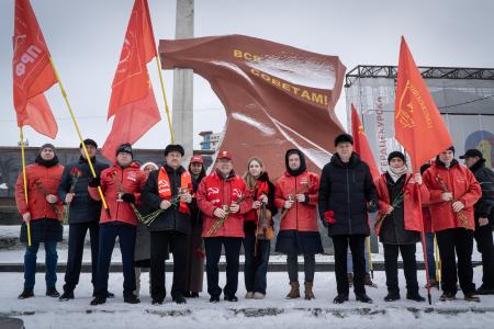 Первый секретарь Курского ОК КПРФ, председатель ЦКРК КПРФ Н.Н. Иванов провел встречу у памятника борцам за Советскую власть, посвященную 103-й годовщине образования СССР