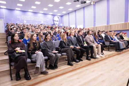 Сенатор Айрат Гибатдинов провел встречу со школьниками, кадетами и студентами в Вологде