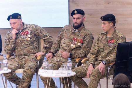 Сенатор Айрат Гибатдинов провел встречу со школьниками, кадетами и студентами в Вологде
