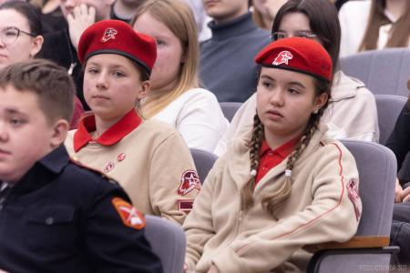 Сенатор Айрат Гибатдинов провел встречу со школьниками, кадетами и студентами в Вологде