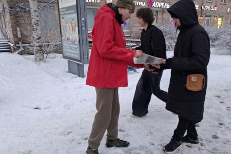 Раздача газет КПРФ в столице Карелии