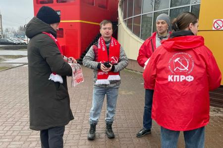 Костромские коммунисты за работой по раздаче газет и проведению народного референдума