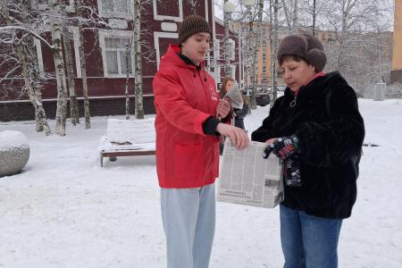 Раздача газет КПРФ в столице Карелии