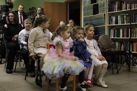 Москва. Новый год в Алтуфьевском районе. Д.А. Парфёнов и Н.Г. Зубрилин поздравили детей с наступающим праздником