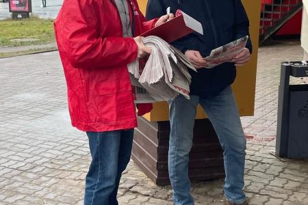 Костромские коммунисты за работой по раздаче газет и проведению народного референдума