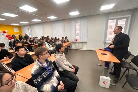Секретарь ЦК КПРФ Владимир Исаков провёл встречу со студентами Колледжа цифровых профессий «Синергия» в городе Якутске