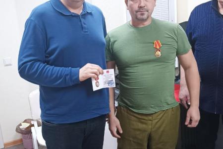 Томская область. Ветеран СВО Александр Жданов награжден памятной медалью ЦК КПРФ «80 лет Победы»