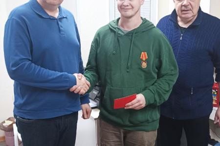 Томская область. Ветеран СВО Александр Жданов награжден памятной медалью ЦК КПРФ «80 лет Победы»
