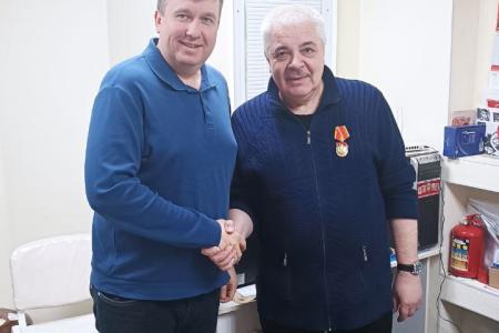 Томская область. Ветеран СВО Александр Жданов награжден памятной медалью ЦК КПРФ «80 лет Победы»