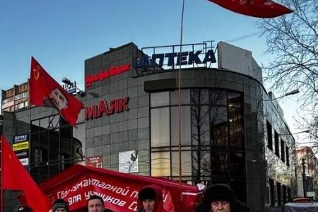 В Смоленске при активной поддержке горожан продолжается акция «Красная палатка»