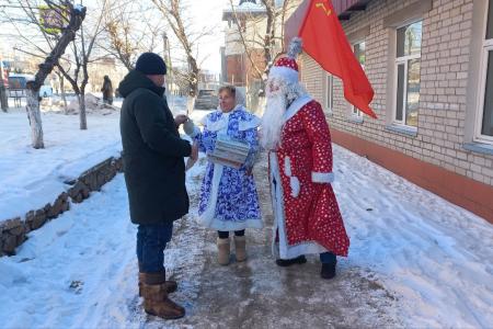 Забайкалье. «Советский» Дед Мороз и Снегурочка поздравили читинцев с наступающими праздниками