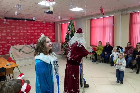 Алтайский крайком КПРФ провел Новогодний утренник для детей