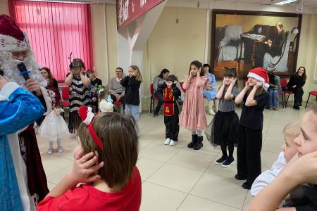 Алтайский крайком КПРФ провел Новогодний утренник для детей