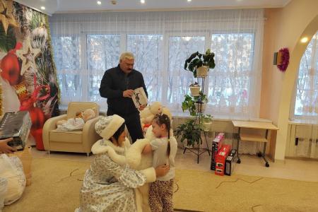Мария Прусакова поздравила С Новым годом воспитанников Детского дома в Барнауле