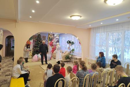 Мария Прусакова поздравила С Новым годом воспитанников Детского дома в Барнауле