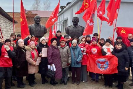 В райцентре Ровенского района Саратовской области установили бюсты В.И. Ленина и И.В. Сталина