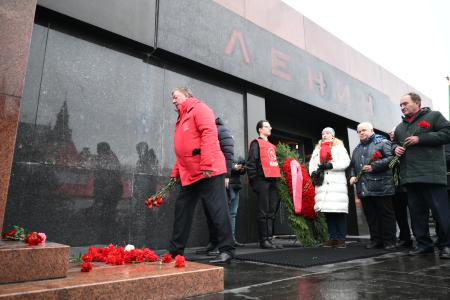 В День рождения И.В. Сталина коммунисты возложили цветы к могиле вождя