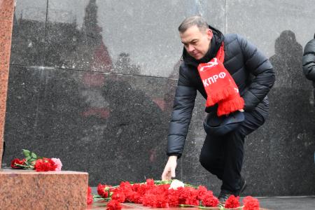 В День рождения И.В. Сталина коммунисты возложили цветы к могиле вождя