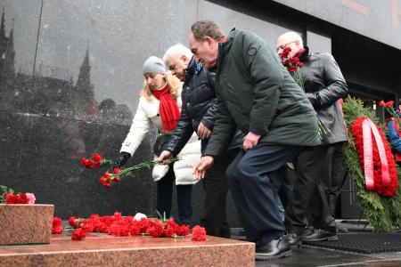 В День рождения И.В. Сталина коммунисты возложили цветы к могиле вождя