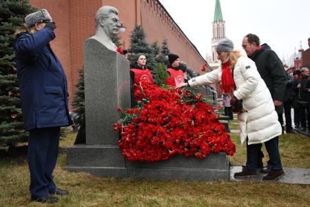 В День рождения И.В. Сталина коммунисты возложили цветы к могиле вождя