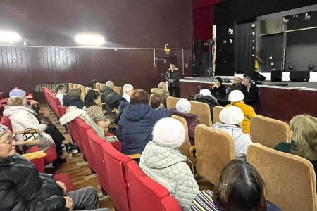Депутат фракции КПРФ в Народном Хурале Калмыкии Петр Эрендженов провел в Цаган Амане встречу с избирателями