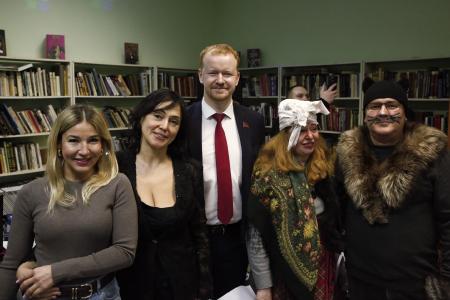 Москва. Новый год в Алтуфьевском районе. Д.А. Парфёнов и Н.Г. Зубрилин поздравили детей с наступающим праздником