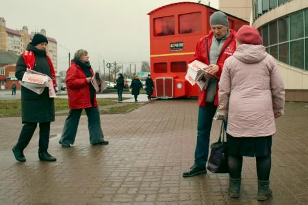 Костромские коммунисты за работой по раздаче газет и проведению народного референдума